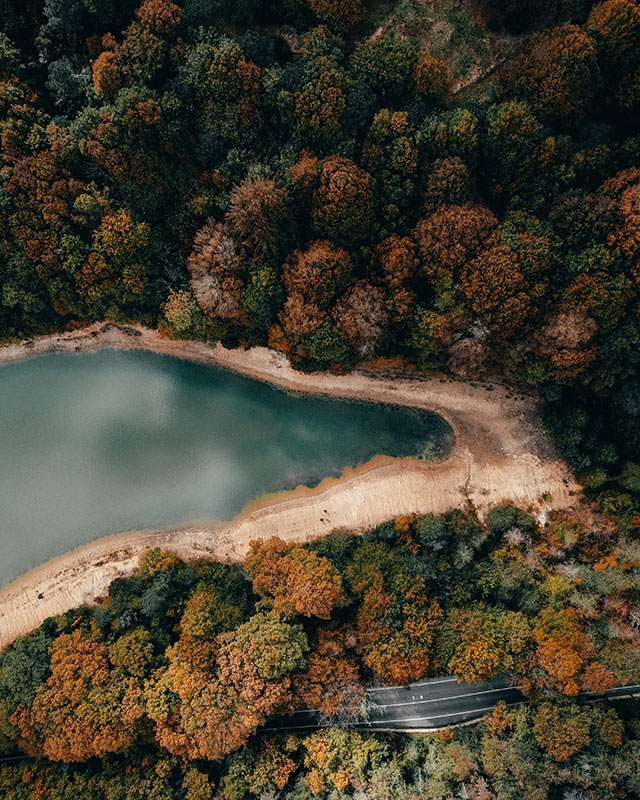 Drone shot of leaves changing at the seven lakes in Türkiye national park.